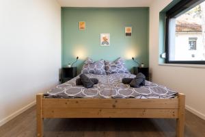 een bed in een kamer met een raam bij Tűlevél Apartman in Siófok