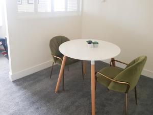 uma mesa e duas cadeiras e uma mesa e cadeiras brancas em Number Twenty-nine em Berwick-Upon-Tweed