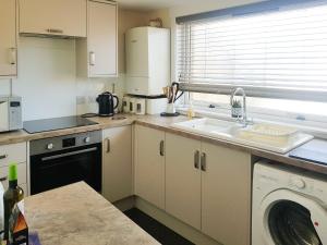 uma cozinha com um lavatório e uma máquina de lavar roupa em Number Twenty-nine em Berwick-Upon-Tweed