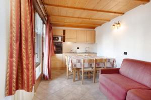 A kitchen or kitchenette at Baita Truzz appartamento Valle
