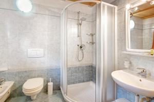 A bathroom at Baita Truzz appartamento Valle