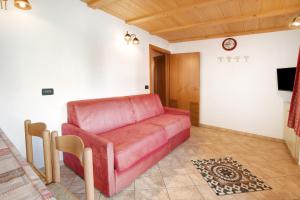 A seating area at Baita Truzz appartamento Valle