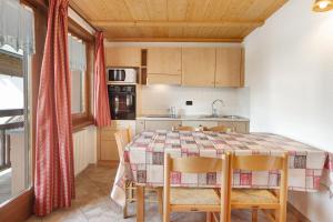 A kitchen or kitchenette at Baita Truzz appartamento Valle