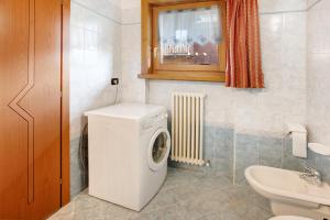 A bathroom at Baita Truzz appartamento Valle