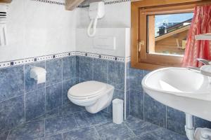 A bathroom at Baita Truzz appartamento Valle