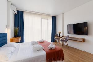 Μια τηλεόραση ή/και κέντρο ψυχαγωγίας στο Next Orange Aparthotel OFFICIAL