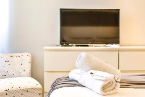 uma sala de estar com uma cadeira e uma televisão em MAGNÍFICO APARTAMENTO - primera línea de mar em Calafell