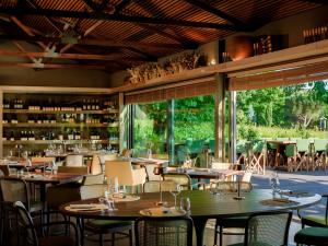 Ancede的住宿－Lavandeira Douro Nature & Wellness，用餐室设有桌椅和窗户。