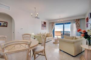 a living room with chairs and a table and a couch at La Terraza del Mar in Manilva