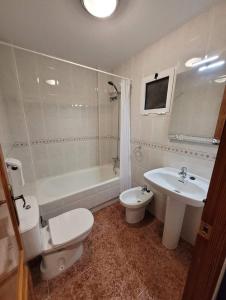 y baño con aseo, lavabo y bañera. en Casa Danas, en Torrevieja