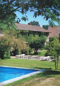 una casa con piscina en un parque en Country House, en Zerbolò