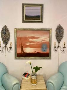 カステッラバーテにあるL'Elisea Maison De Charmeのリビングルーム(青い椅子2脚、壁画付)