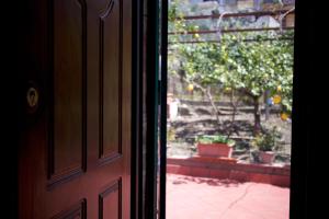Drzwi otwarte z widokiem na ogród w obiekcie Casa Salitto San Michele w mieście Olevano sul Tusciano
