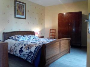 1 dormitorio con 1 cama y vestidor en Chambres d'hôtes -- Le Clos de Gémozac en Gémozac
