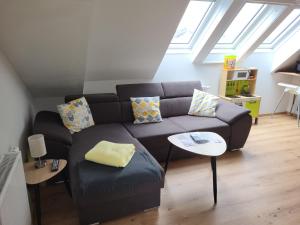 ein Wohnzimmer mit einem Sofa und einem Tisch in der Unterkunft Apartments Brunnmeisterhof in Salzburg