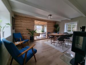 - un salon avec une table et des chaises dans l'établissement Holiday Home Justadvika, à Justad