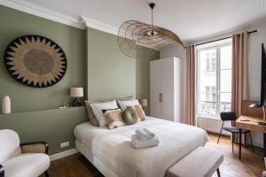 雷恩的住宿－Le Goya - Appartement 4 chambres centre ville de Rennes，一间卧室配有一张床,上面有两条毛巾