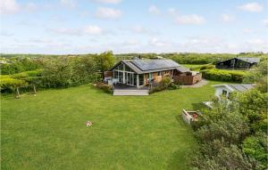 - une vue aérienne sur une grande cour avec une maison dans l'établissement Pet Friendly Home In Vestervig With Sauna, à Vestervig