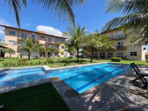 a swimming pool in front of a building at Flat Praia da Taíba - com vista Mar in Taíba