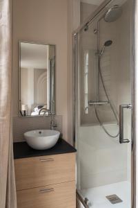 y baño con lavabo y ducha. en Suite Or - Appt 3 chambres au coeur du centre historique de Rennes, en Rennes