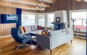 ein Wohnzimmer mit einem Sofa und einem Kamin in der Unterkunft Beautiful Home In Fl With Sauna in Flå