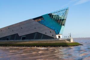 un edificio en una isla en el agua en HU-Nine Dock House - Sleeps 4 en Hull