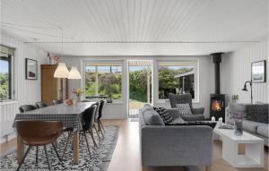 ein Esszimmer und ein Wohnzimmer mit einem Tisch und Stühlen in der Unterkunft Cozy Home In Lkken With Kitchen in Løkken