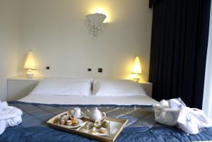 Posteľ alebo postele v izbe v ubytovaní Hotel Luxor