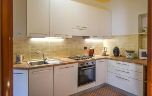 una cocina con armarios blancos y fregadero en Awesome Home In Fivizzano With Kitchen, en Fivizzano
