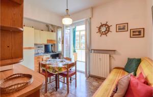 uma cozinha e uma sala de jantar com mesa e cadeiras em Gorgeous Apartment In Borghetto Santo Spirit With Wifi em Borghetto Santo Spirito