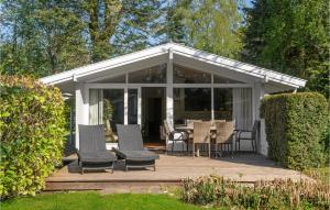 einen Pavillon mit Stühlen und einem Tisch auf einer Terrasse in der Unterkunft Lovely Home In Hornbk With Wifi in Hornbæk