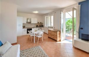 Il comprend une cuisine et un salon avec une table et des chaises. dans l'établissement 2 Bedroom Nice Home In Moneglia, à Moneglia