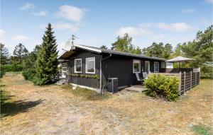 Vester SømarkenにあるNice Home In Aakirkeby With 3 Bedrooms And Wifiの黒小屋(ポーチ、傘付)
