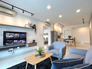 TV a/nebo společenská místnost v ubytování Teega Suites #6Pax-Seaview Puteri Harbour 5min Legoland