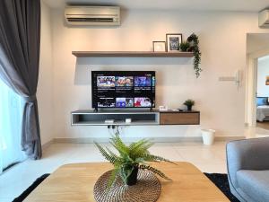 TV a/nebo společenská místnost v ubytování Teega Suites #6Pax-Seaview Puteri Harbour 5min Legoland