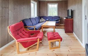 salon z kanapą, 2 krzesłami i stołem w obiekcie 5 Bedroom Cozy Home In Lifjell w mieście Lifjell