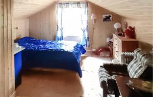 sypialnia z niebieskim łóżkiem i oknem w obiekcie 5 Bedroom Cozy Home In Lifjell w mieście Lifjell