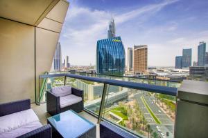 uma varanda com vista para o horizonte da cidade em Burj Vista 08 3BR Burj & Fountain View em Dubai