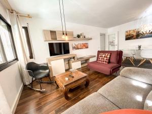 uma sala de estar com um sofá e uma mesa em Apartamento para 4 con terraza privada en el centro em Girona