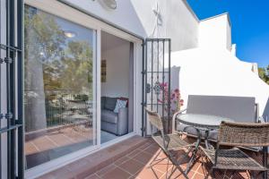 Balkón alebo terasa v ubytovaní Stunning terrace penthouse with pool in La Cala de Mijas by Costarentals - Ref 84