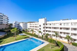 Bazén v ubytovaní Stunning terrace penthouse with pool in La Cala de Mijas by Costarentals - Ref 84 alebo v jeho blízkosti