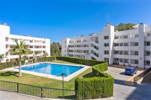 Bazén v ubytovaní Stunning terrace penthouse with pool in La Cala de Mijas by Costarentals - Ref 84 alebo v jeho blízkosti