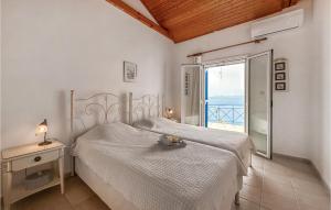 1 dormitorio con 2 camas y vistas al océano en Nice Home In Mantineia Messinia With Wifi, en Kitriaí