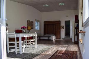 uma sala de estar com uma mesa branca e cadeiras em Open space Villa Miani em Silea