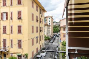 een uitzicht op een stadsstraat vanuit een gebouw bij Myro's House in La Spezia