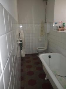 a bathroom with a toilet and a bath tub at Villa Giulia in Lura