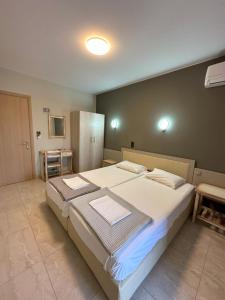 1 dormitorio con 1 cama grande en una habitación en Hotel Afrodite, en Neoi Poroi