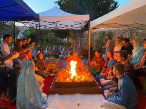 OM Yoga center في سلوفينيسكا بيستريسا: مجموعة من الناس يجلسون حول النار