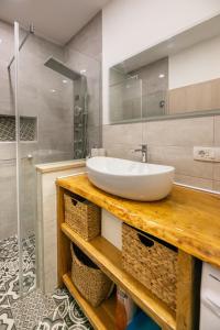 y baño con lavabo y espejo. en Calypso - newly equiped, with separate entrance and parking, en Supetar