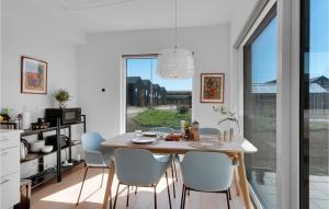 uma cozinha e sala de jantar com mesa e cadeiras em Kysthusene em Engvang